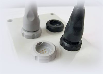 Rosenberger cable assemblies with self-locating magnetic connectors Imagen de los arneses de cables de Rosenberger con conectores magnéticos de autolocalización