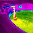 Una imagen infrarroja de agua que cae de un tubo a una tina; note cómo el ‘color falso’ se utiliza para transmitir mejor las diferencias en temperatura. (Imagen cortesía de FLIR Systems, Inc.)