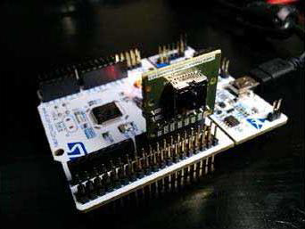 La placa de interfaz Lepton (a) (mostrada sin la unidad Lepton) les permite a los diseñadores evaluar y programar la unidad a la vez que usan placas de evaluación debido a su conexión e interfaz estándares (b). (Imágenes cortesía de FLIR Systems, Inc.)