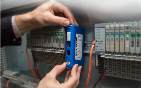 Image of gateway that allows the connection of serial RS-232/422/485 components to EtherCAT control systems