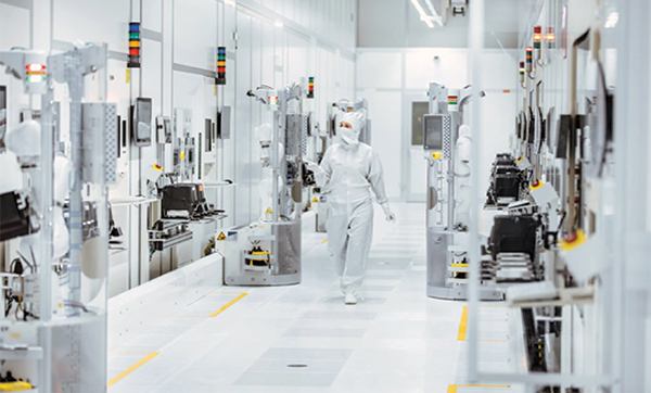 Image of KUKA cobots in this Infineon cleanroom