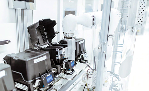 Image of collaborative robots ride on seventh-axis systems